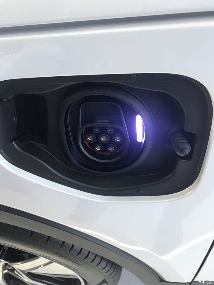 xc40分汽油款和纯电动款,这是纯电款的充电插口