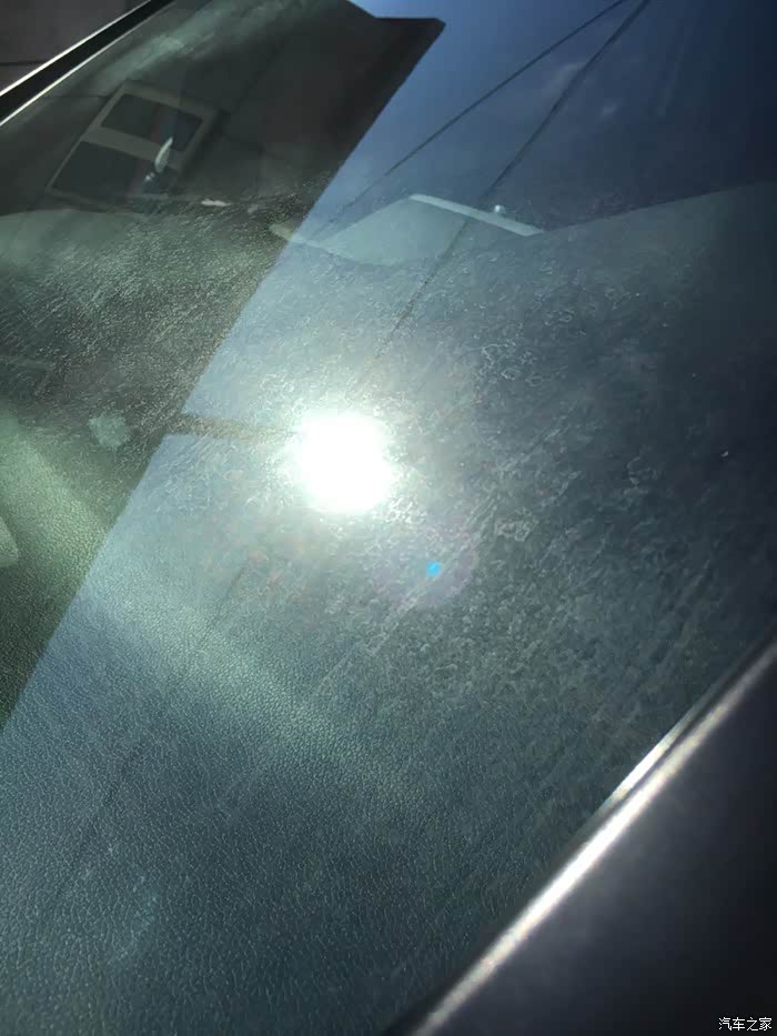 玻璃上的水渍怎么处理