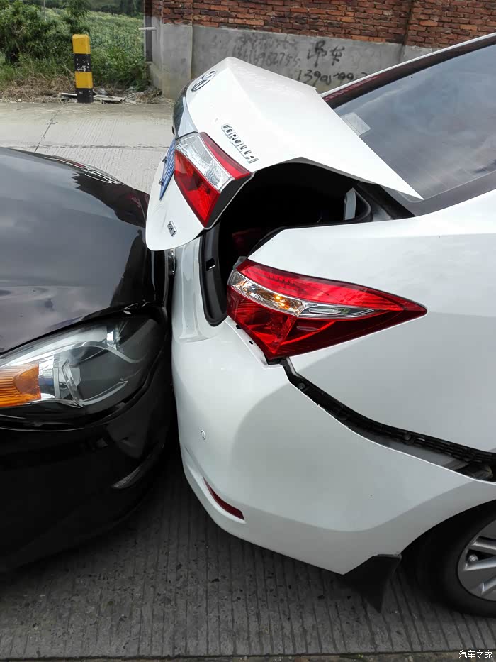 被追尾,后防撞梁都弯了