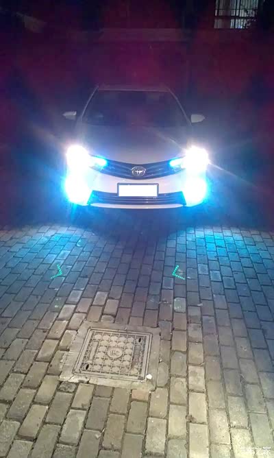 睁大眼睛的复古咖啡赛车