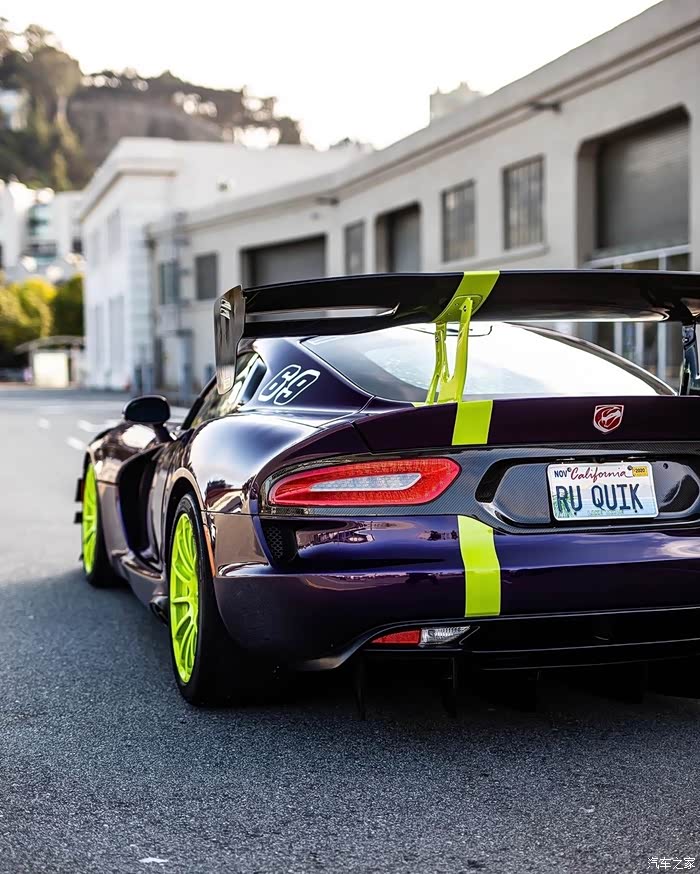 dodge viper acr 诱人的紫色,太帅了.