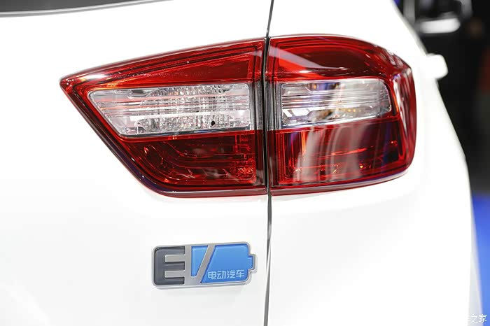 右后尾灯的特写,电动车的专属