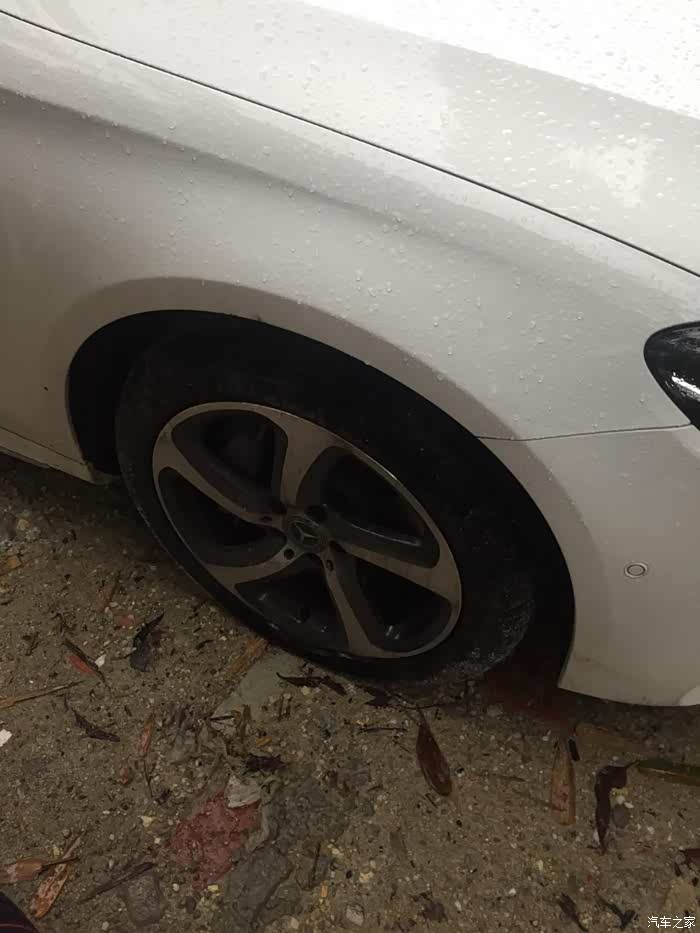 奔驰新e300l爆胎小王子