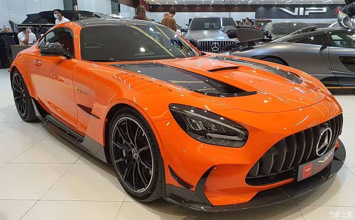 橙色的奔驰amg,这样的风格让人心动,特别是车头的车标,真美