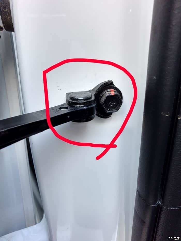 后车门b柱铰链处轻微变形凸起