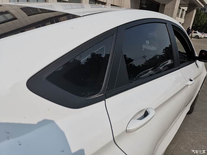 整个车窗我贴了膜很黑的那种,整个车窗户很窄,窗户边框也是黑色的,不