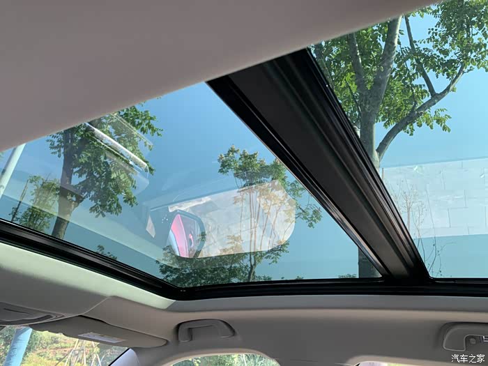 全景天窗这个配置我觉得可以不打开,但是一定要有,像是现在这样得好