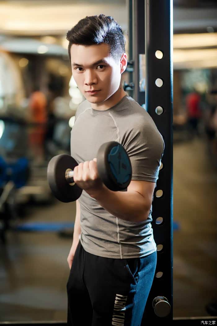 23岁健身教练人生首部车15t时尚提车作业申精