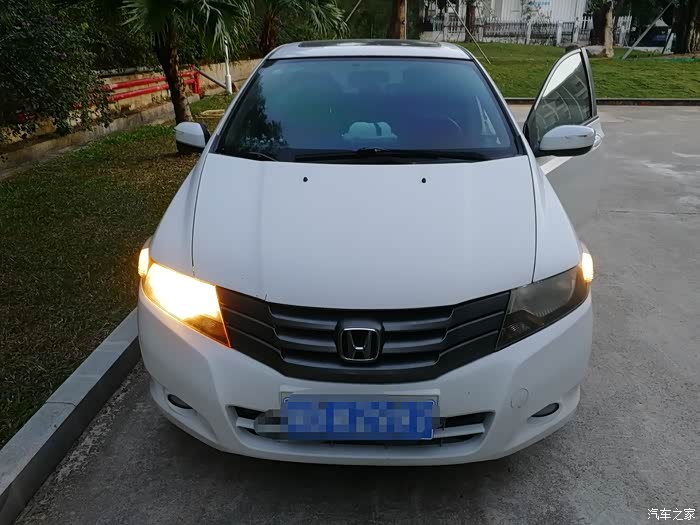 请问下2009年锋范车灯这个情况是要换什么?