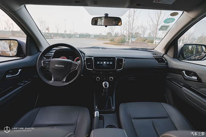 五十铃皮卡铃拓化身硬汉,上演辣妹与猛男的激情碰撞!