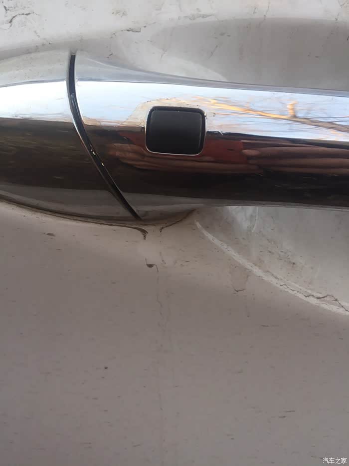 刚才发现的,门把手掉漆,这车才一个月.这应该是质量问题吧.