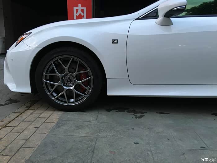 雷克萨斯标志 红色卡钳 钨钢灰战斗轮毂