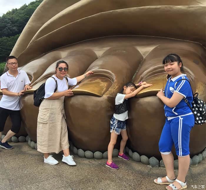 最后来一张全家福,无锡灵山大佛,这叫抱佛脚,呵呵!