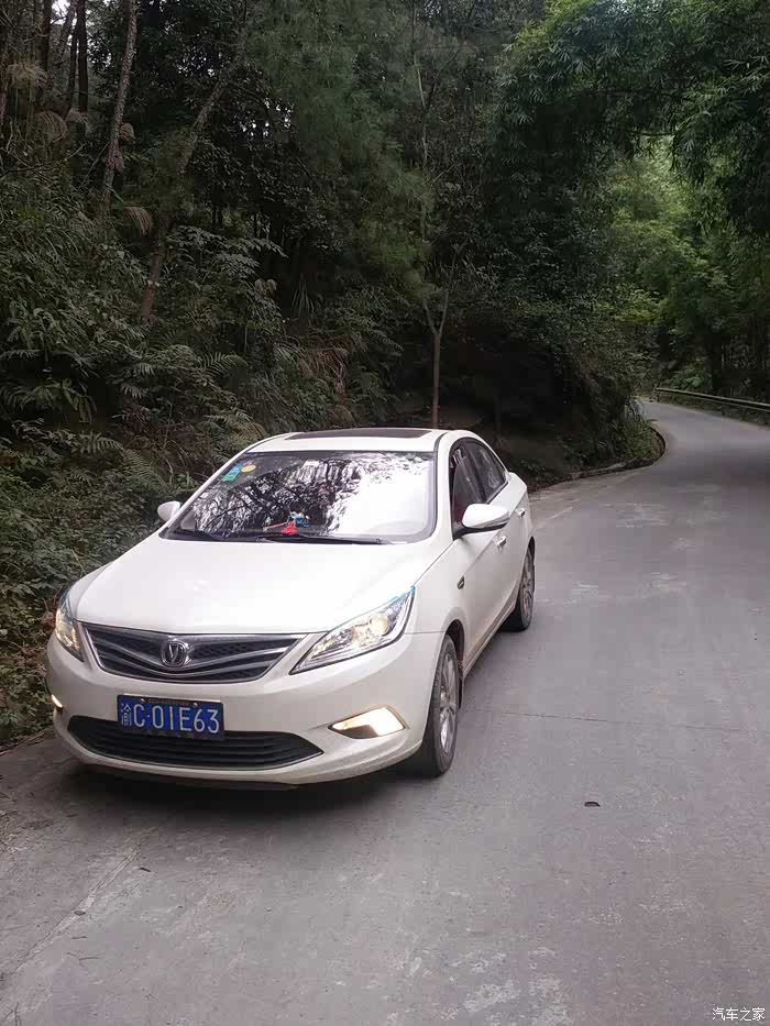 山路开灯有助提醒对方来车