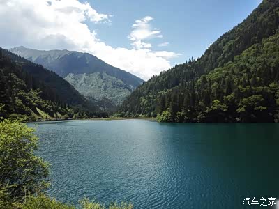 灯火辉煌心想可算来到寨沟拐进去哎个水泥厂再看后面乐车都跟拐进去都
