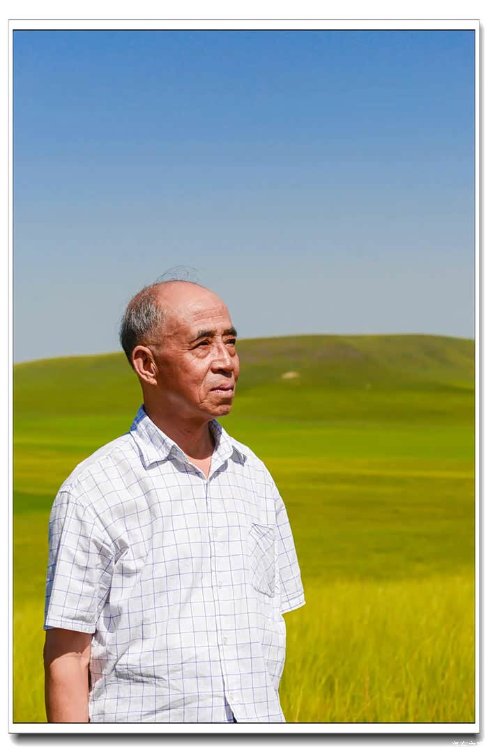 年迈的父亲望草原陷入深深的沉思.