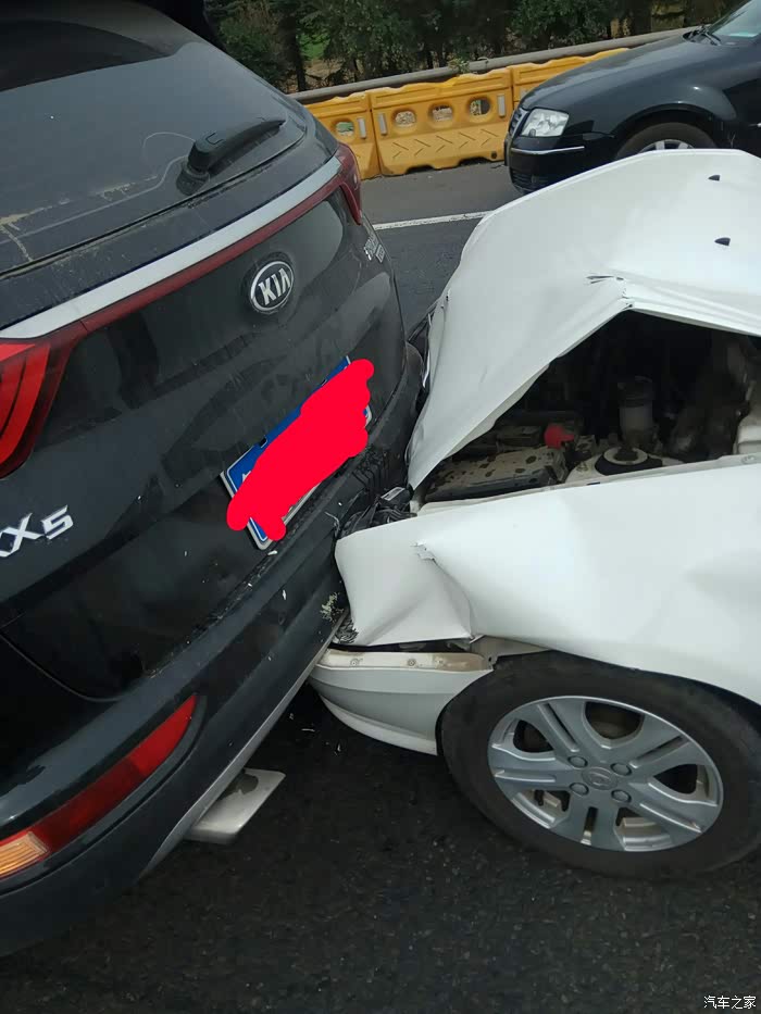 悲剧的三车追尾