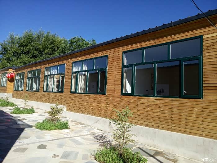 我们选择的是这种木板房,报价430元,最后150元拿.