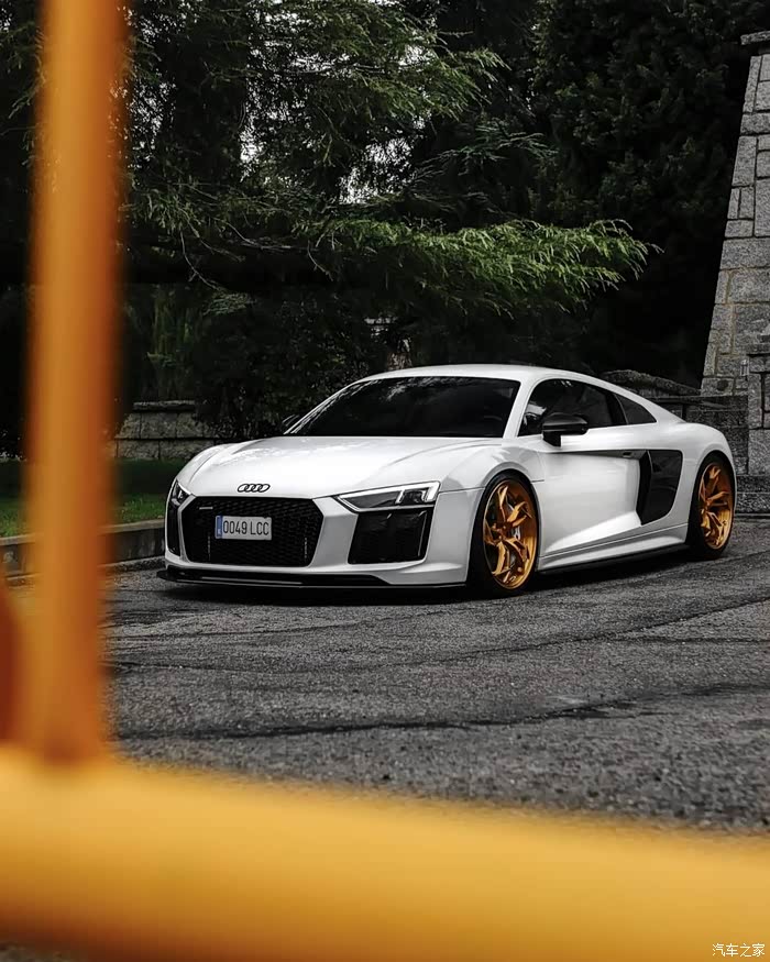 奥迪r8v10plus穿上了金色风火轮