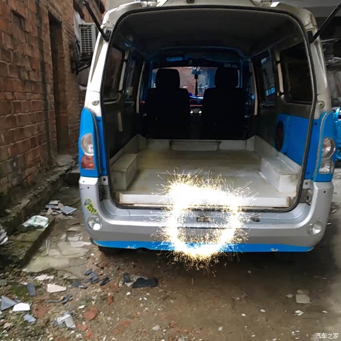 荣光有后拖车钩吗?找半天没有看到