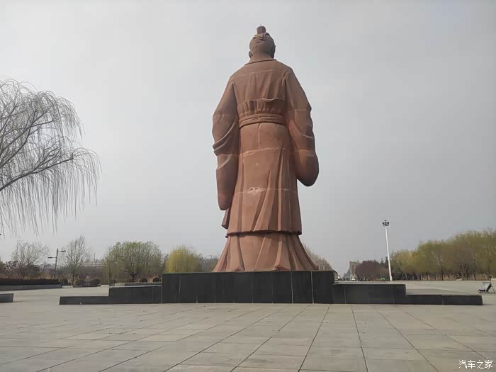 老逸动陪我参观毛遂像