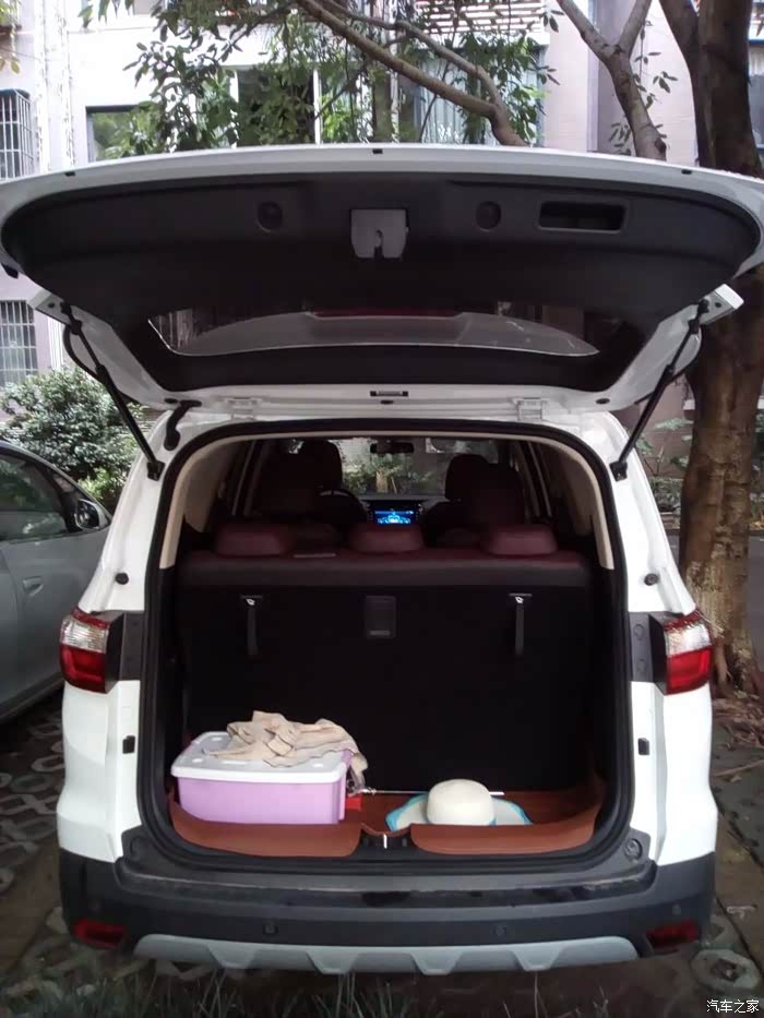 后备箱空间刚再就能坐7个人