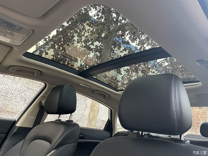 超大的全景天窗,天窗的透光性和面积真的是超级大.