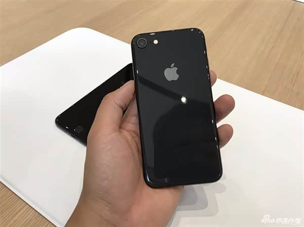 iphone8p买黑色的还是买白的呢纠结