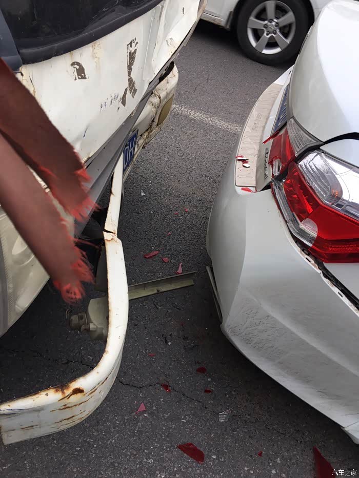 15款雅阁被追尾大灯能换16款的吗