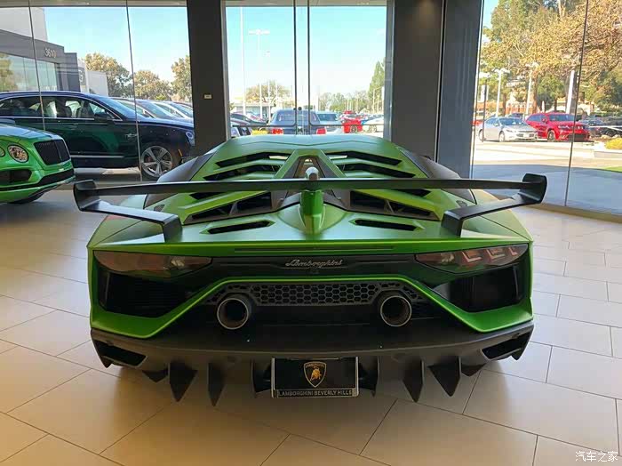 兰博基尼aventador svj,一枚超级压光绿大蛮牛!