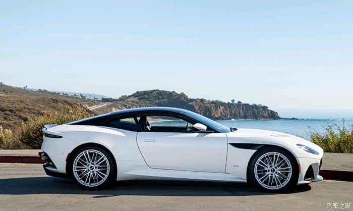 这辆白色的豪车,还是挺上镜的.