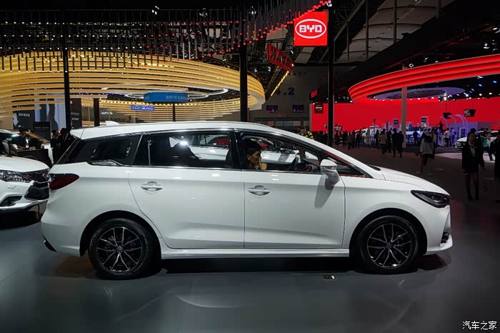 广州车展上宋max石墨蓝作为主打色出现