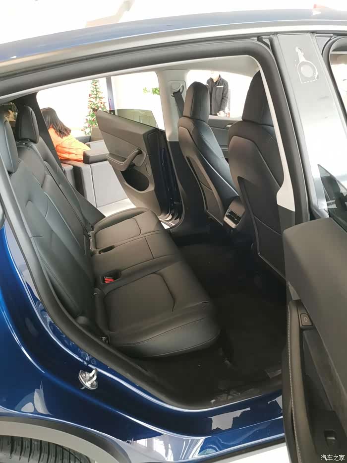 特斯拉modely实拍图空间比model3大很多外观像modelx