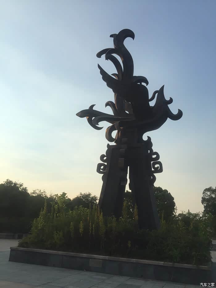 另外附近地势宽敞,是个大广场——吴文化广场