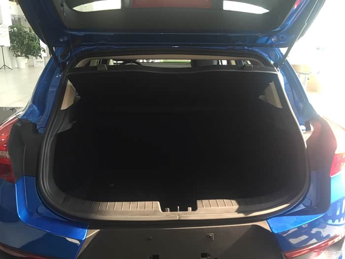 后备箱中规中矩