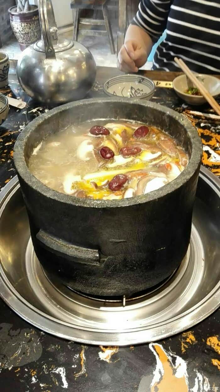 墨脱石锅非常有名,石锅鸡必须尝一尝,味道不错