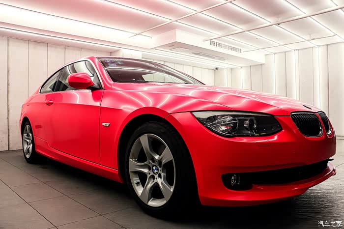 爱车改装宝马3系贴改色膜玫红色亮瞎你的眼