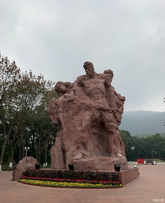 歌乐山烈士陵园雕塑图片