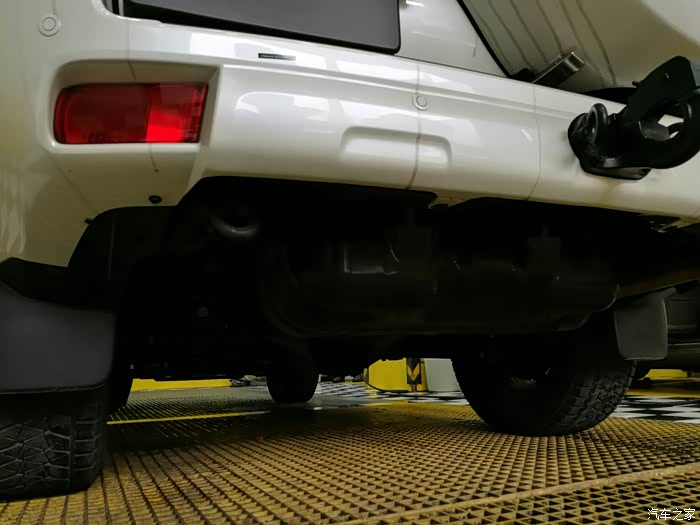 有销售说40霸道有整体大油箱的,还有说是两个独立油箱的,也就是其中一