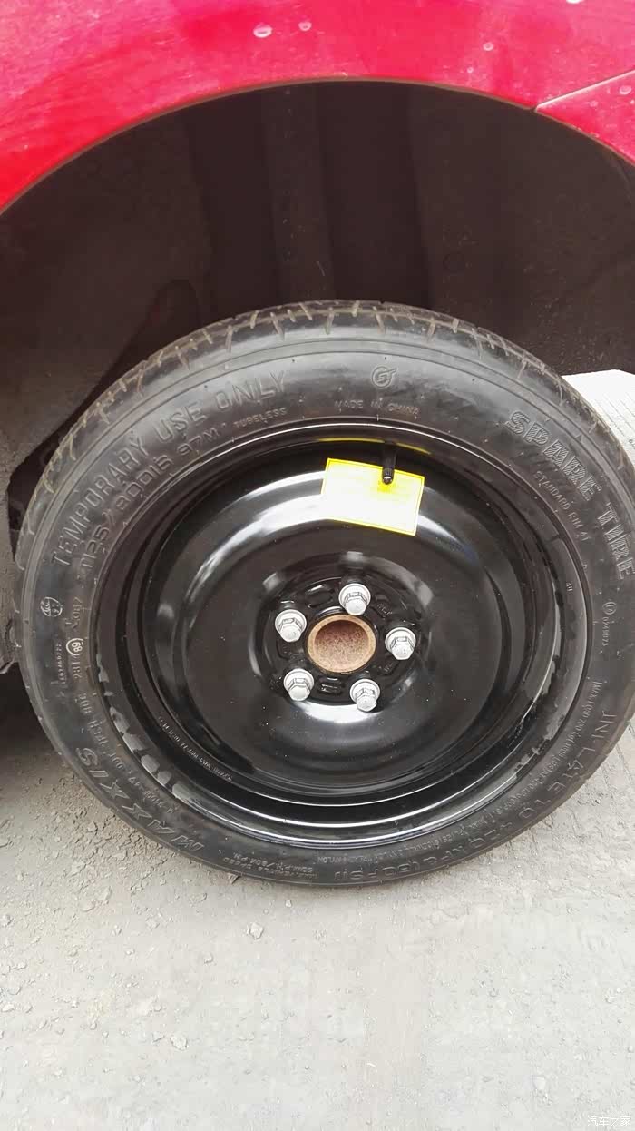 收了个福克斯的小备胎提升后备箱空间