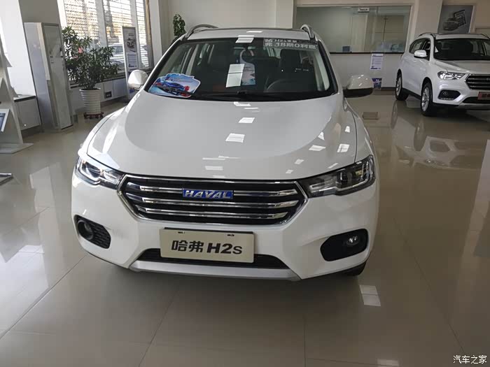 在网看到哈弗h2s18款新车拉朋友去店里看看