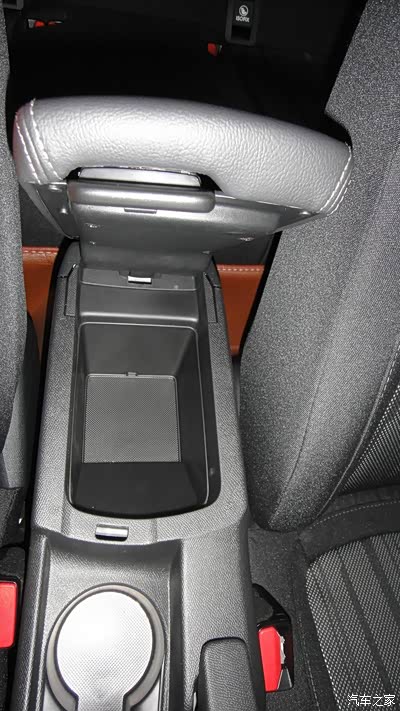 中央扶手箱深入适中.