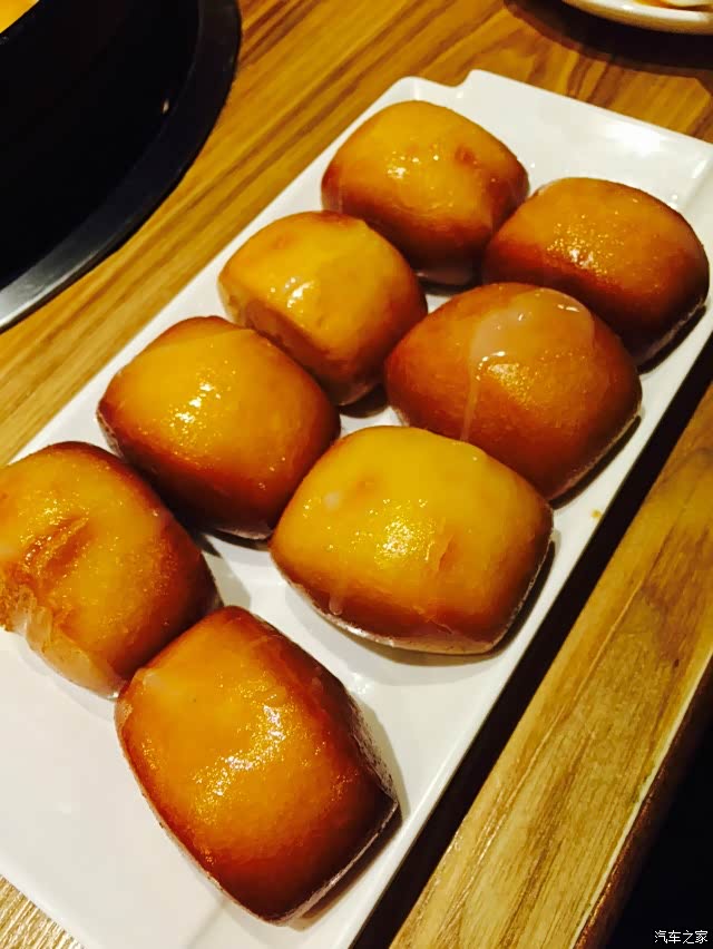 黄金馒头~炸过的 香香的,淋上炼乳还有一丝甜