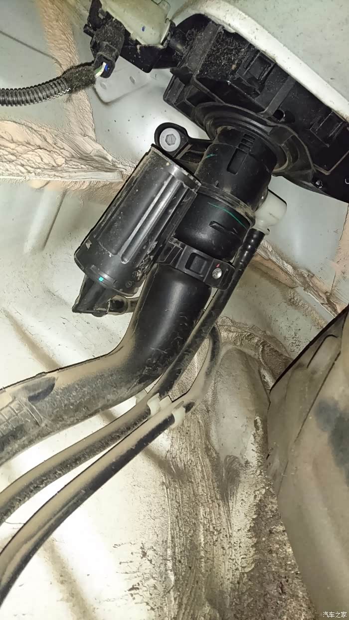 18自豪三万公里更换碳罐灰尘滤清器