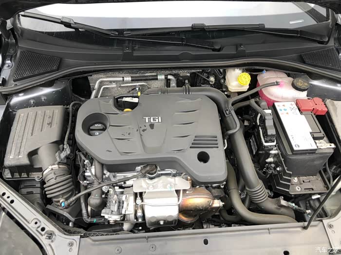 5涡轮增压发动机,能爆发出172匹马力,配合湿式双离合,换挡速度快高效