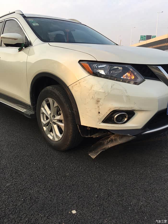 奇骏撞车了前面保险杠撞坏了求助