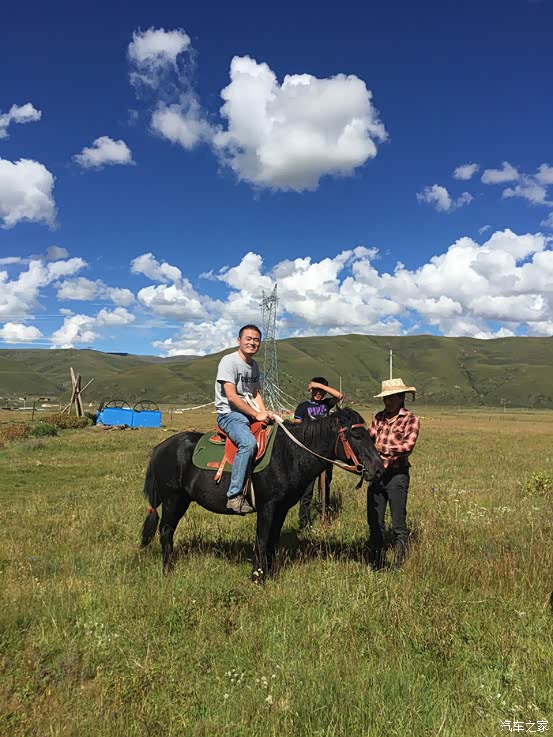 洗完车明哥还要骑马真的是一路一点都没闲着,这大哥体格太好了,一个40