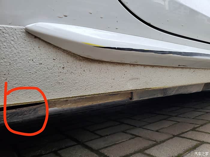 侧裙下面有空洞