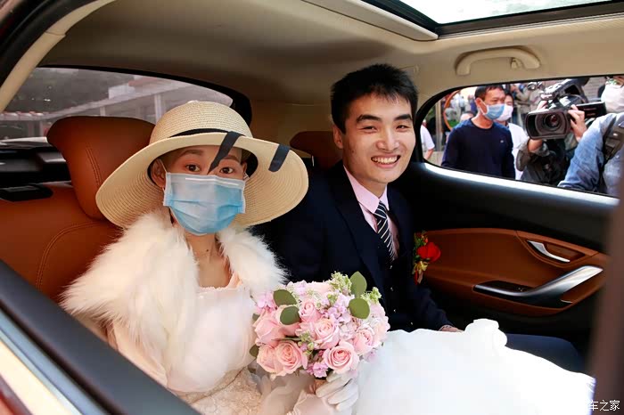 新郎赵敏将新娘张萍萍抱喜庆的红色东南dx7,在婚车新郎新娘露出了幸福