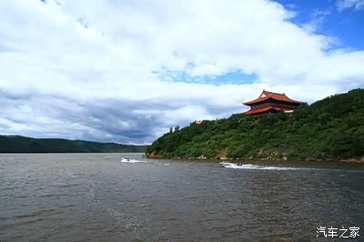 孤山寺北贾亭西,水面初平云脚低.